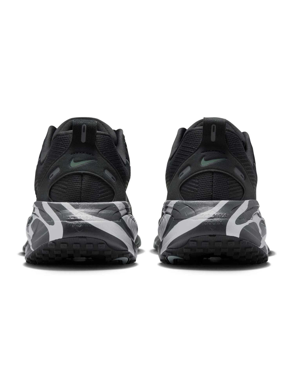 NIKE Обувки VOMERO 18