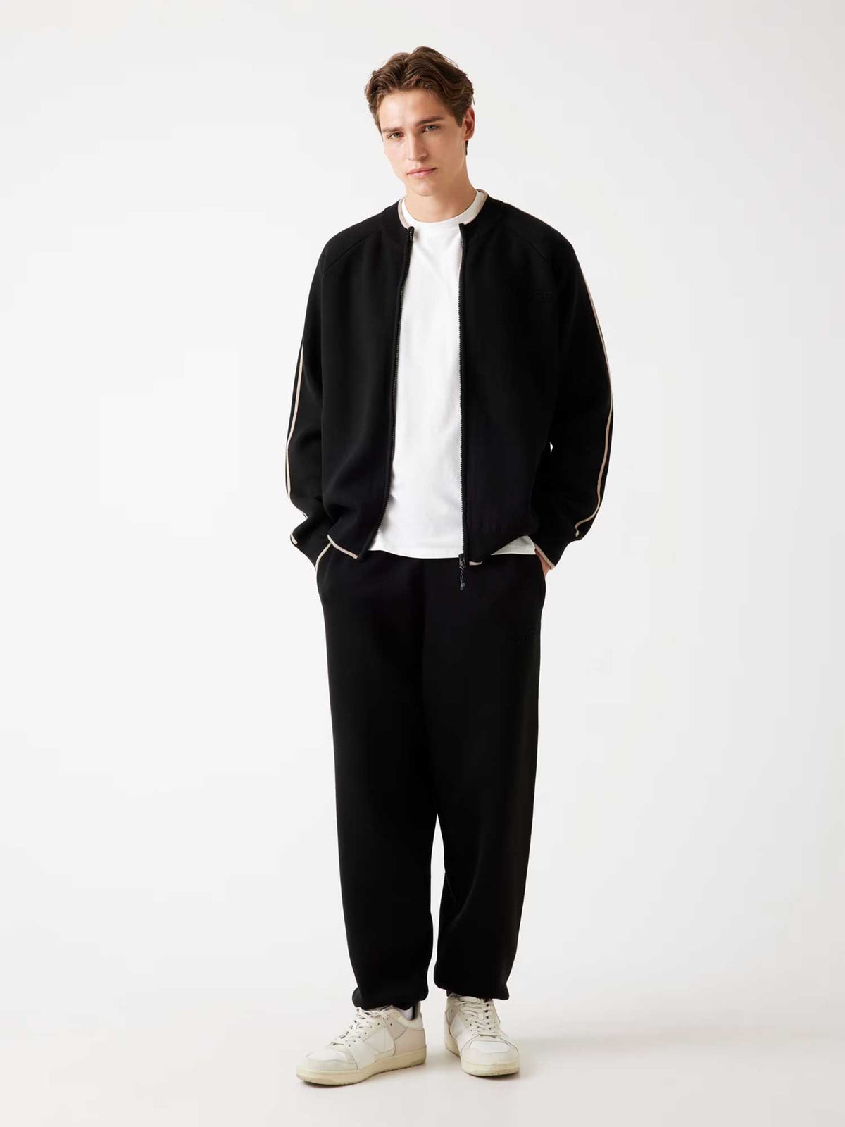 GUESS Спортно горнище YAKI ZIPPED SWEATSHI
